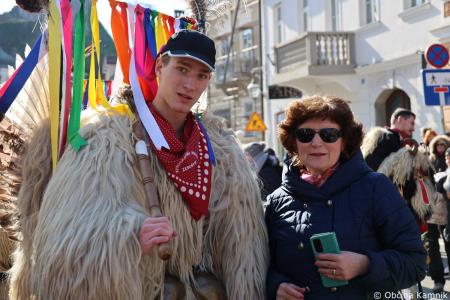 Kamnik so obiskali koranti iz Zamušanov pri Ptuju in v mestno jedro privabili nepregledno množico, željno ogleda tradicionalne pustne šege (66)